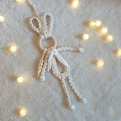 Ostern / Kinderzimmer / dekoideen / hase / makramee tiere / osterhase / diy makramee / personalisiert / hase mit name /Kinderzimmer / baby zimmer /baby makramee Easter Macrame Ideas Diy, Makramee Baby, Macrame Baby, Macrame Headboard, Rope Projects, Baby Zimmer, Macrame Boho, Diy Dollar Store Crafts, Macrame Patterns Tutorials