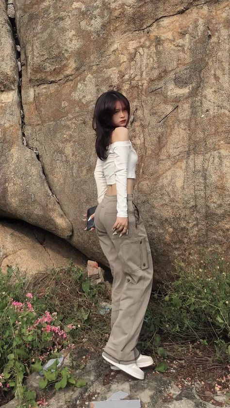 Big Khaki Pants Outfit, Moda Ulzzang, Khaki Pants Outfit, Floral Wallpaper Iphone, Aesthetic Eyes, Selfie Ideas Instagram, Asian Outfits, Casual Chic Outfit, Pants Outfit