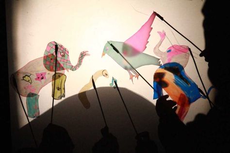 Shadow Puppetry, Shadow Theatre, Puppets For Kids, Wilde Westen, Puppet Theater, Shadow Art, Shadow Play, Shadow Puppets, Arte Inspo