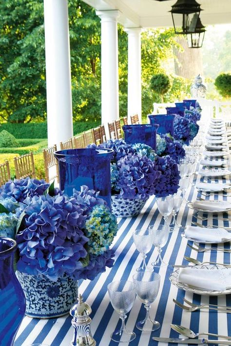 Blue Vases, Victoria Magazine, Tafel Decor, Blue White Decor, Outdoor Dinner, Beautiful Table Settings, Pretty Tables, Table Scapes, Set The Table