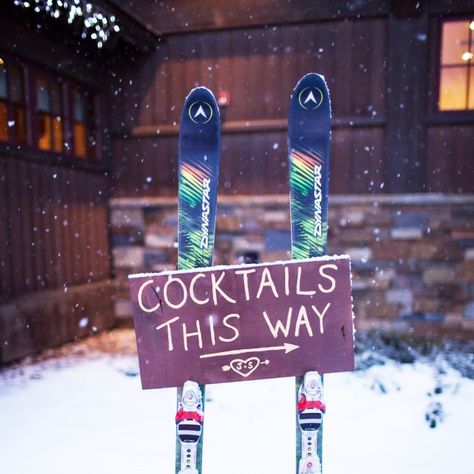 13 Ideas for a Snow Bunny-Approved Après Ski Party | Brit + Co Ski Lodge Party, Schnee Party, Apres Ski Bar, Ski Bar, Chocolate Shots, Ski Party, Apres Ski Party, Ski Decor, Retro Ski