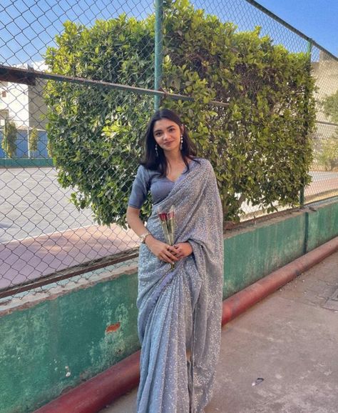 Farewell Sarees Colleges Chiffon, Elegant Saree For Farewell, Simple Sarees For Farewell, Saree For Girls Farewell, Farewell Sarees Colleges, Convocation Saree, Saree For Farewell, Saree Farewell, Farewell Saree