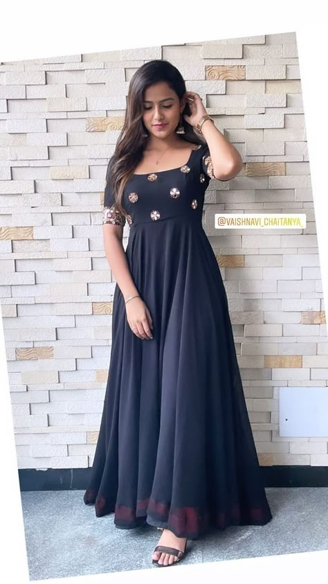 Normal Blouse Designs, Normal Blouse, Designer Anarkali Dresses, Long Frock Designs, Long Gown Design, Simple Frocks, Anarkali Dress Pattern, Long Kurti Designs, Baby Frock