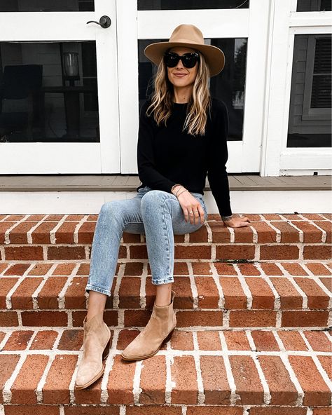 Shop Wide Brim Felted Wool Fedora and other curated products on LTK, the easiest way to shop everything from your favorite influencers. Tan Hat Outfit, Felt Hat Outfit, Wide Brim Hat Outfit, Brim Hat Outfit, Hat Outfit Fall, Italy Clothes, Fall Hat Outfits, Fedora Outfit, Fedora Hat Outfits