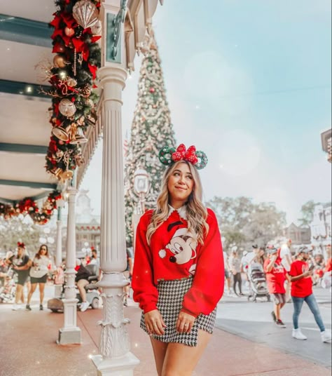 Disney Christmas Outfits, Disney World Christmas Outfit, Christmas Disney Outfits, Disneyland Christmas Outfit, Disney Winter Outfits, Disney Christmas Trip, Disneyland Outfit Winter, Disney In December, Christmas In Disney