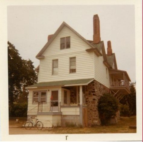 Chapter 2 - This type of house exterior works too. It's a little weirder, a lil more NY-vibes 1950s House Exterior, 70s House Exterior, 60s House, 1960s House, 80s Home, 70s House, 1950s House, 1920s House, Building Exterior