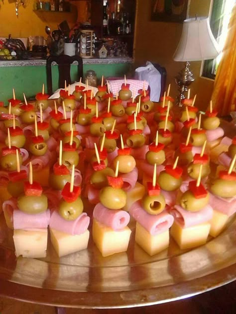 Decorações Com Comidas, Party Food Buffet, Chicken Thigh Recipes Crockpot, Catering Ideas Food, Finger Foods Easy, Appetizers Easy Finger Food, Party Food Platters, Charcuterie Recipes, Easy Food Art