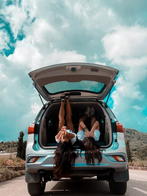 Bestie Photoshoot Ideas Funny, Outdoor Summer Photoshoot Ideas, Insta Photo Ideas Travel, Roadtrip Photo Ideas, Instagram Lifestyle Photos, Best Friend Photoshoot Funny, Road Trip Photo Ideas, Traveler Photoshoot, Summer Road Trip Aesthetic