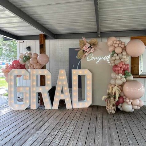 Graduation Slide Show Ideas, Cosmo Graduation Party, Rooftop Graduation Party, 2023 College Graduation Party Ideas, Grad Aestethic, Grad School Graduation Party Ideas, Boho Chic Graduation Party Ideas, Graduation/18th Birthday Party Ideas, Girls Grad Party Ideas