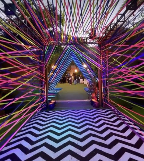 Diy Festival Entrance, Rio Carnival Theme Party, Sunset Party Decorations, Festival Entrance, Cold Play, Photo Booth Design, Coachella Party, Sunset Party, Photo Zone