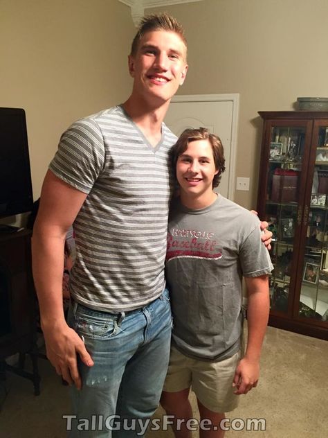 Isaac Haas is Tall Gay Size Difference, Human Giant, Muscle Guy, Nephilim Giants, Giant People, Mens Hairstyles With Beard, Tall Boys, Tall People, Stylish Men Casual