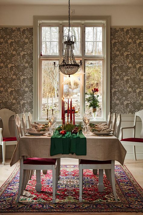 Traditional Swedish Interior, Nordic House Interior, Scandinavian Holidays, Nordic Homes, Simple Christmas Decor, Christmas Interiors, Scandinavian Home, Christmas Table Decorations, Christmas Dinner