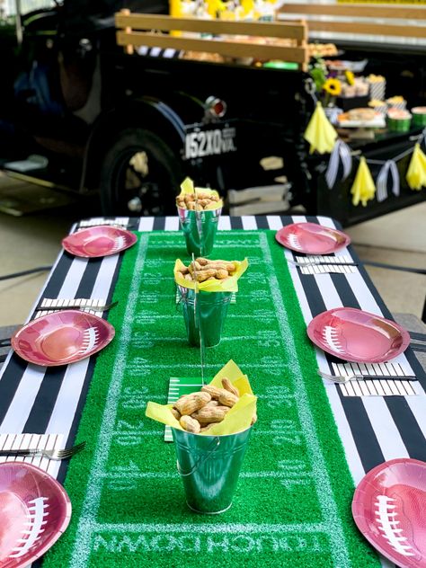 Football And Cheer Birthday Party, Tailgate Table Decorations, Football Table Decor, Football Party Table Decorations, Football Centerpieces Diy, Tailgate Theme Party, Tailgating Decorations, Football Centerpiece Ideas, Diy Football Party Decorations