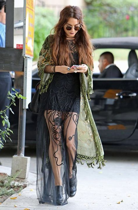 Grunge boho black dress green kimono dark Whimsical Witchy Outfits, Witchy Style Modern Witch, Witchy Boho Fashion, Estilo Vanessa Hudgens, Goth Mom, Boho Fashion Winter, 2023 Vibes, Hippie Goth, Festival Mode