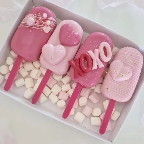 Valentines Day Cake Pops Ideas, Valentine’s Day Oreos, Valentines Day Treat Box Ideas, Valentines Cakesicles Ideas, Valentine Cakepops, Valentines Cakesicles, Valentines Treat Boxes Sweets, Valentines Day Cake Pops, Valentines Dessert Ideas