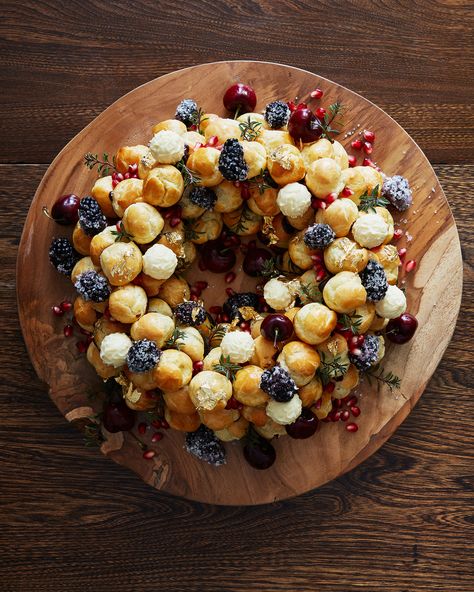 Profiterole Christmas Wreath, Dessert Wreath Christmas Treats, Profiteroles Wreath, Christmas Profiteroles, Profiteroles Tower, Profiteroles Cake, Winter Party Food, Profiterole Cake, Dark Chocolate Ganache Recipe