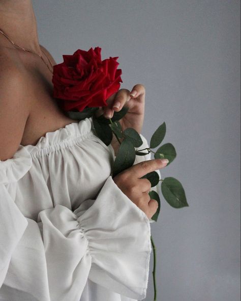 Woman Holding Flowers Aesthetic, Woman With Roses Photography, Rose Photography Woman, Lady In Red Aesthetic, Photoshoot With Roses Photo Ideas, Red Rose Photoshoot, Red Roses Photoshoot, Pictures With Roses, Photoshoot With Roses