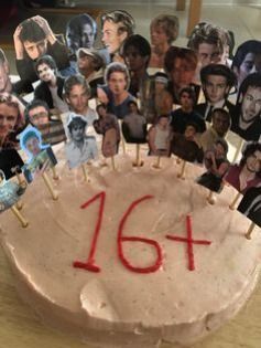 Sweet 16 Birthday Food Ideas, Smash Cake Characters, Cakes Birthday Aesthetic, 16th Birthday Aesthetic, Brad Pitt Birthday, Sweet 16 Aesthetic, Smash Cake Birthday, Cursed Cakes, Smash Cake Ideas