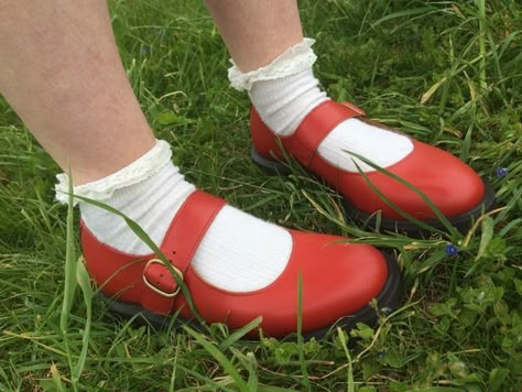 Adorable red shoes and frilly socks. Childhood relived- Em Strawberry Shortcake Characters, Charmmy Kitty, Dr Shoes, Quoi Porter, Strawberry Fields, Vintage Americana, + Core + Aesthetic, Cottagecore Aesthetic, Red Aesthetic