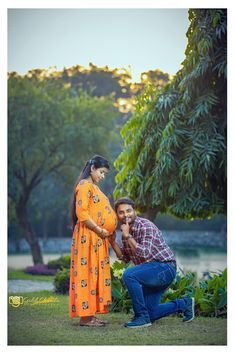 Metarnity Photoshoot Indian In Saree, Valagapu Photoshoot, Metarnity Photoshoot Indian At Home, Baby Shower Poses Indian, Metarnity Photoshoot Indian, Indian Baby Shower Photoshoot Ideas, Baby Shower Photography Poses Indian, Pragnent Photography Ideas, Baby Shower Couple Photoshoot