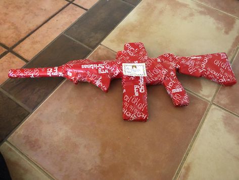 Funny Wrapped Gifts, Wrapping Gifts As Something Else Funny, Misleading Gifts, Fun Gift Wrapping Ideas For Christmas, Funny Christmas Wrapping Ideas, Funny Wrapping Ideas, Funny Ways To Wrap Gifts, Funny Gift Wrapping Ideas, Gift Pranks