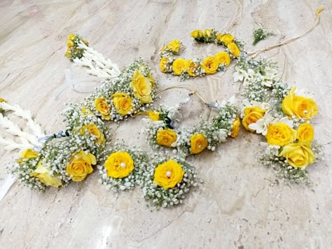 Original Flower Jewellery For Haldi, Original Flower Jewellery, Real Flower Jewellery For Haldi, Haldi Flower Jewellery, Bride Ornaments, Haldi Dress Ideas, Jewellery For Haldi, Flower Jewellery For Haldi, Real Flower Jewellery