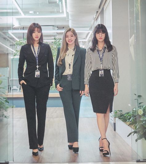 Office Attire Women, Office Fits, Corporate Attire, Office Wear Women, Business Outfits Women, Twice Kpop, Office Outfit, Stylish Work Outfits, Hirai Momo