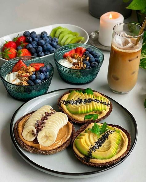 Vegan Breakfast Options, Homemade Brunch, Breakfast Spread, Breakfast Platter, Yummy Healthy Breakfast, Healthy Brunch, Quick Breakfast Recipes, Feel Good Food, Healthy Lifestyle Food