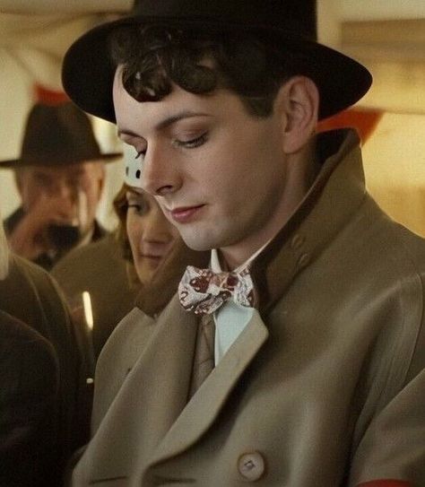 That side profile 🥰🥰-🐝 Follow for more Michael Sheen ~  Bright young things • • • Tags ~ #Michaelsheen #goodomens #goodomenscosplay… Bright Young Things, Old Married Couple, David Michael, Zoo Wee Mama, Michael Sheen, Side Profile, Pretty Men, Serie Tv, Follow For More