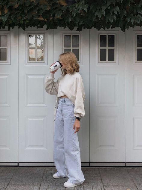 White Sweatshirt Outfit, Light Jeans Outfit, Light Blue Jeans Outfit, Outfit Inspo Cute, Neutral Color Outfits, Trendy Outfit Inspo, Neat Casual Outfits, Jeans Outfit Winter, Blue Jean Outfits