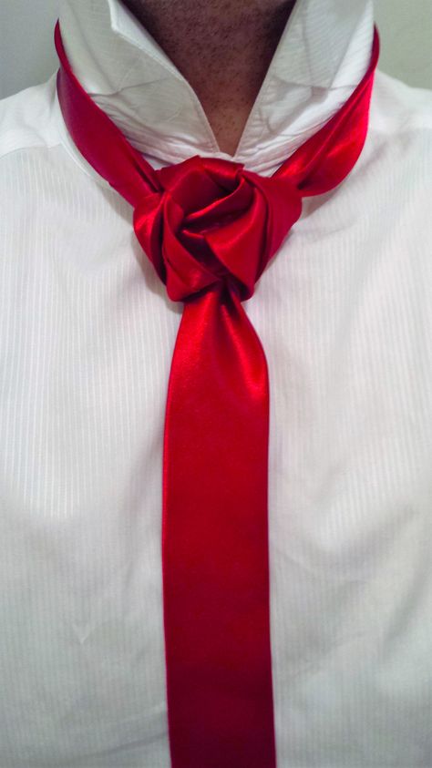 The Stephanie Rose knot (BY Boris Mocka...AKA The Jugger Knot) Cool Tie Knots, Tie Knots Men, Windsor Tie, Simpul Dasi, Fancy Tie, Tie A Necktie, Tie Ideas, Neck Tie Knots, Der Gentleman