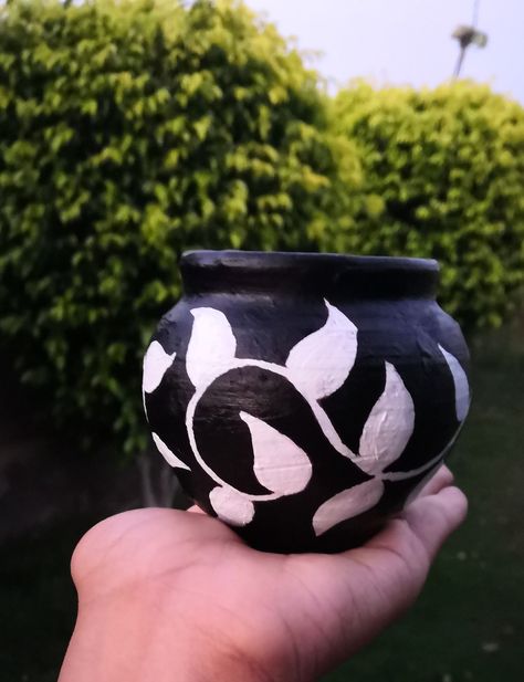 Easy Hand painted black and white pot for succelents Hand Painted Pots Diy Easy, Aesthetic Pot Painting, Black Pot Painting Ideas, Painting Flower Pots Ideas Simple, Small Pot Painting Ideas, Easy Flower Pot Painting Ideas, Pot Painting Ideas, Custom Pottery, Garden Rack