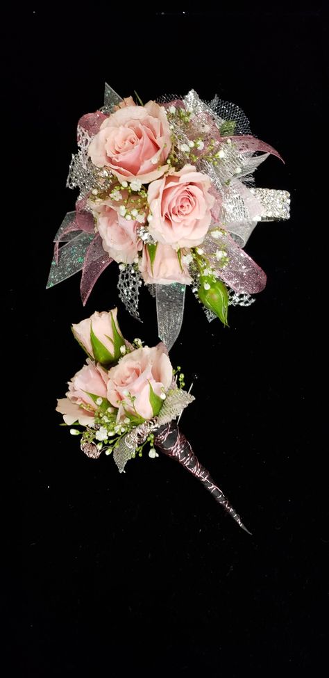 Pink spray rose corsage and boutonniere Corsage Diy, Wristlet Corsage, Prom Flowers Corsage, Bracelet Corsage, Homecoming Flowers, Prom Corsages, Wedding Knot, Prom Corsage And Boutonniere, Wrist Corsage Prom