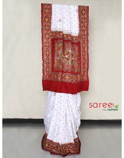 White and Maroon Panetar Saree Panetar Gujarati Saree, Panetar Saree, Gujarati Saree, Sarees For Wedding, Saree For Wedding, Churidar Neck Designs, Traditional Indian Clothing, Banarsi Saree, Khadi Saree