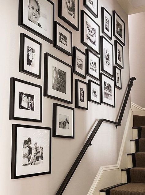 Friday Favorites - Gallery Walls - Maison de Cinq Stair Wall Ideas, Foto Scale, Stairway Photos, Wall Trim Molding, Stairway Gallery, Stairway Gallery Wall, Stair Walls, Gallery Wall Staircase, Photowall Ideas