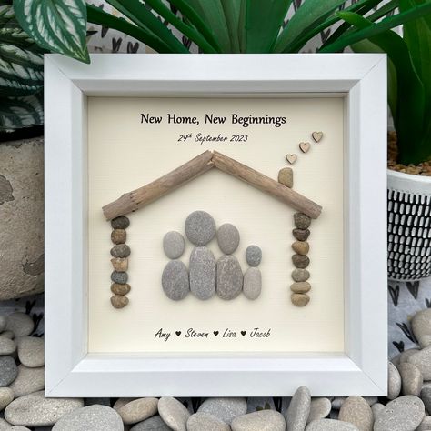 New Design! New House Pebble art. Housewarming gift, New home gift, Personalised house gift. House warming gift. Beautifull, unique, bespoke, personalised handmade gift made from all natural materials. You can add customisation details to the notes  when you place an order. This can be anything you think may be important to create your item.  This picture is made to order so it will take a couple days before I can post it. This will include customising it exactly the way you want it with no extr Housewarming Gift For Best Friend, New Home Diy Gift, Best House Warming Gifts Unique, Diy Home Gifts Ideas, Gift For House Warming New Homes, Couple Home Decor Ideas, Present Ideas For Family, Diy Housewarming Gift Ideas, Home Made Gift Ideas