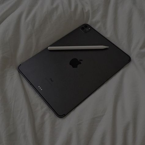 Apple Pen, Apple Technology, Iphone Obsession, Apple Laptop, Apple Phone Case, School Accessories, Instagram Ideas Photography, Apple Ipad Pro, Pro Black