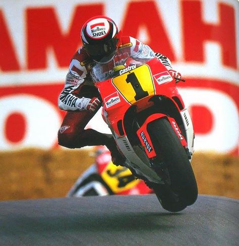 First in flight. Wayne Rainey, 1991. Wayne Rainey, Flat Track Motorcycle, Moto Yamaha, Yamaha Racing, Motorcycle Racers, Fast Bikes, Yamaha Motorcycles, Bike Racing, Motorcycle Riders