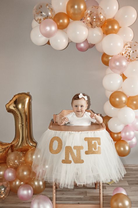 1st Bday Balloon Arch, One Year Old Birthday Balloons, 1st Bday Decoration At Home, 1st Birthday Photoshoot Ideas At Home, 1 Year Decoration First Birthdays, 1 Year Birthday Party Decoration, First Birthday At Home Ideas, 1 Year Birthday Photoshoot At Home, First Birthday Balloon Decorations