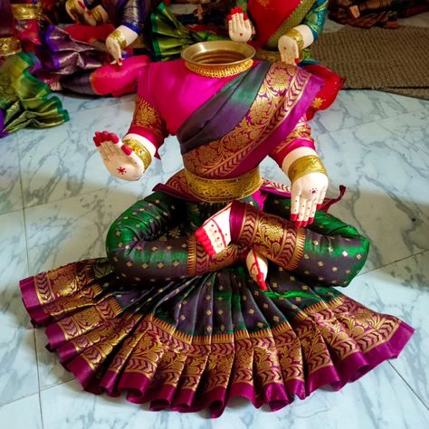 *Varamahalakshmi DIY KIT* *New Lanch* Fabric body fixed with small brass kalash height 24inches made in 17inches sitting position Decorated fiber face 8inches Washable garland big and small High quality stone necklace Hair Jadai 👉For Orders/Enquiry #WhatsApp Us On #https://wa.me/919500124371 #varamahalakshmiidols #varamahalaxmifestival #varamahalakshmihabba #deviidols #festivalidols #godessdolls #sravanamasa #August month festival #wholesaleprice #Ammavaripanduga #Ammavaridolls #Deityidol... Navratri Thali, Laxmi Pooja, Kalash Decoration, Coconut Decoration, Devi Maa, Pooja Decoration, Ganapati Decoration, Basket Weaving Patterns, August Month