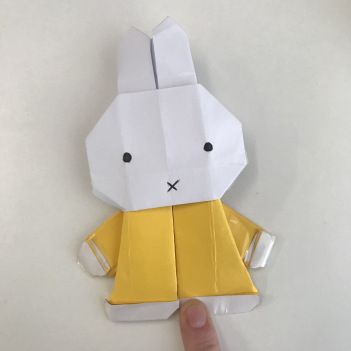 Miffy origami!! Miffy Origami, Miffy Crafts, Miffy Diy, Cute Origami, Folding Origami, Craft Craft, Kid Character, Paper Folding, Ya Books