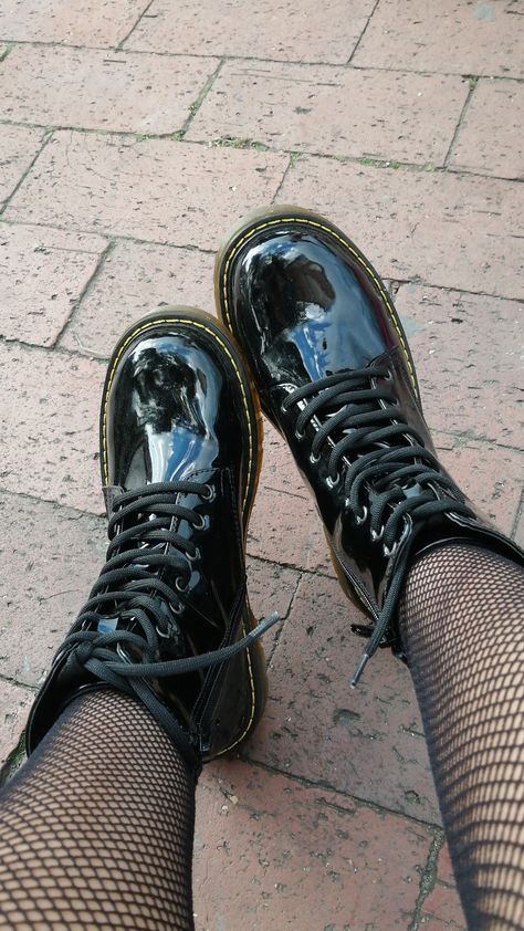 Aesthetic Dr Martens, Trendy Fall Shoes, Doc Martens Boots Outfit, Dr Martens Fashion, Dr Martens Aesthetic, Dc Martens, Boots Selfie, Black Patent Boots, Heels And Socks