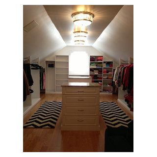 Attic Closet Ideas Angled Ceilings, Slanted Wall Closet, Closet With Slanted Ceiling, Sloped Ceiling Ideas, Sloped Ceiling Closet, Attic Closet Ideas, Slanted Ceiling Closet, Attic Bedroom Closets, Storage Closet Design