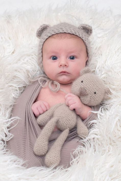 Newborn Teddy Bear, Born Baby Photos, Teddy Bear Hat, Diy Newborn Photography, Newborn Photos Boy, Baby Boy Newborn Photography, Foto Newborn, Newborn Fashion, Monthly Baby Photos