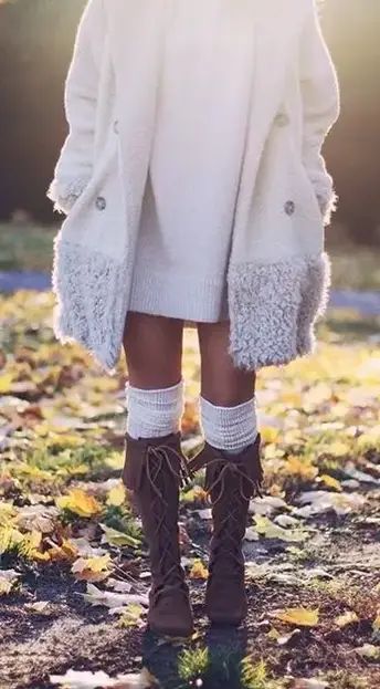 12 Cute Outfits With Moccasins Moccasins Outfit Fall, Minnetonka Moccasins Outfit, Moccasins Outfit, Brown Lace Up Boots, Minnetonka Boots, Boots Outfits, Minnetonka Moccasins, Boating Outfit, Cowgirl Chic