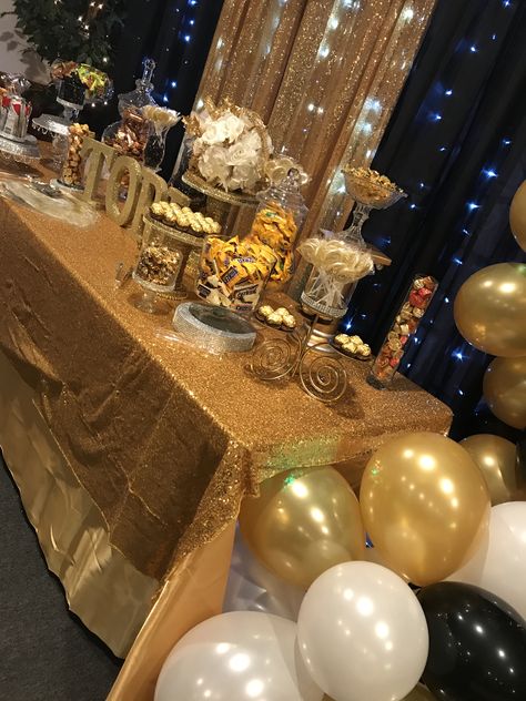 Great Gatsby , Roaring 20's Candy Bar , black, gold and white balloons Sweet 16 Black And Gold Theme, Lolly Table, Gold Candy Bar, Gold Theme Party, Masquerade Party Decorations, Great Gatsby Themed Party, Vintage Birthday Parties, Black And Gold Theme, Sweet 16 Themes