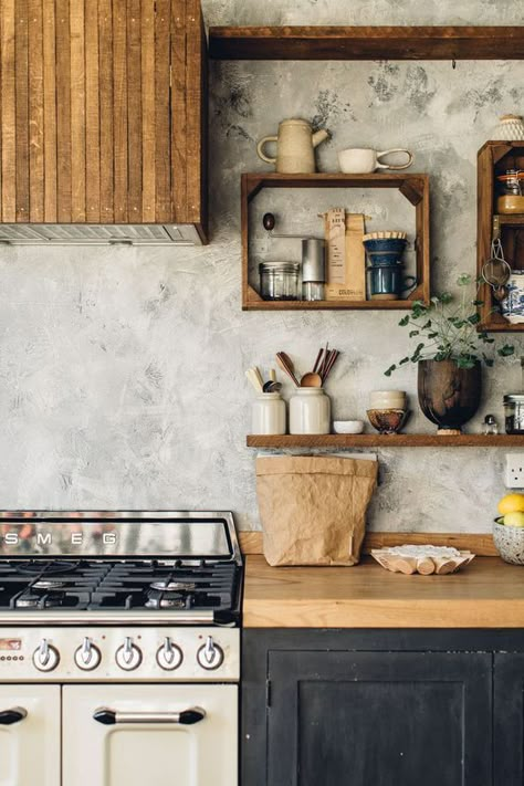 black kitchen cabinets + wood counters Butcher Block Kitchen Countertops, Dapur Rustic, Interior Farmhouse, Kitchen Renovation Inspiration, Butcher Block Kitchen, Kabinet Dapur, Black Kitchen Cabinets, Small Kitchen Decor, Rustic Kitchen Design