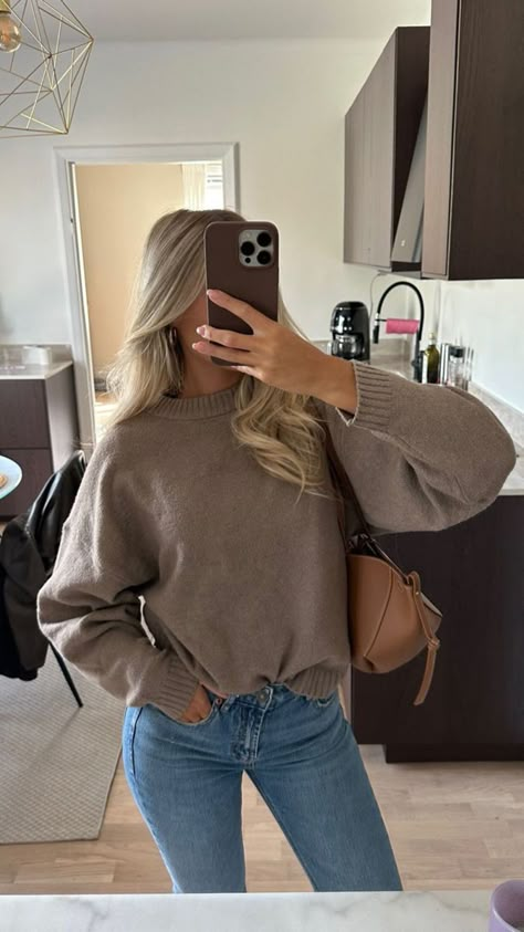 Buckingham Palace Outfit, Must Have Sweaters, Casual Winter Date Outfit, Mid Twenties Outfits Women, New Clothes Aesthetic, Winter Outfits Work, Outfits Crewneck, Crewneck Sweater Outfit, Watch Free Movies