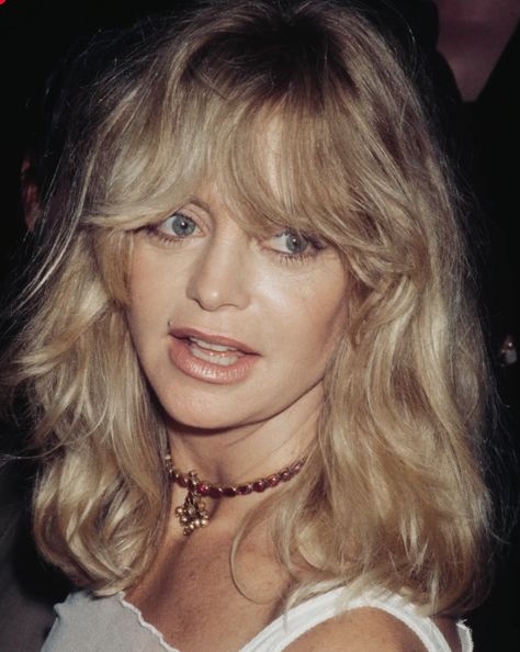 Goldie Hawn's Forever Cool Hairstyle Goldie Hawn Haircut, Goldie Hawn Bangs, Young Goldie Hawn, Goldie Hawn Hair 70s, Goldie Hawn 70s, 60s Midi Cut, Sandy Grease Hair, Goldie Hawn Hair, 70s Haircuts