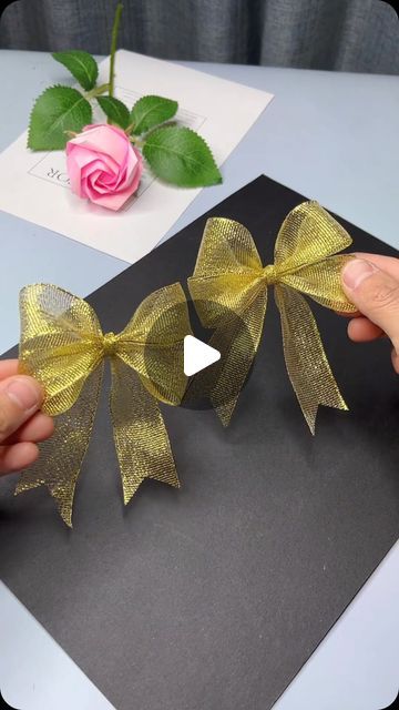 7,346 likes, 20 comments - handmaderedflag em April 6, 2024: "Wash the book with a beautiful double-layer bow. Come and try it when you see it.". Ribbon Tying, Bow Tie Tutorial, Tying Bows, Bow Making Tutorials, Layered Bow, Homemade Bows, Creative Gift Wraps, Wrapping Techniques, Gift Wrapping Techniques